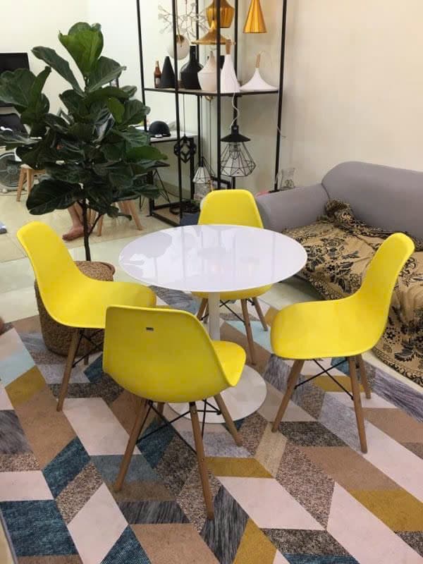 Hình ảnh thực tế Bộ Bàn Tròn Tulip 80cm Và 4 Ghế Eames Vàng-HN803