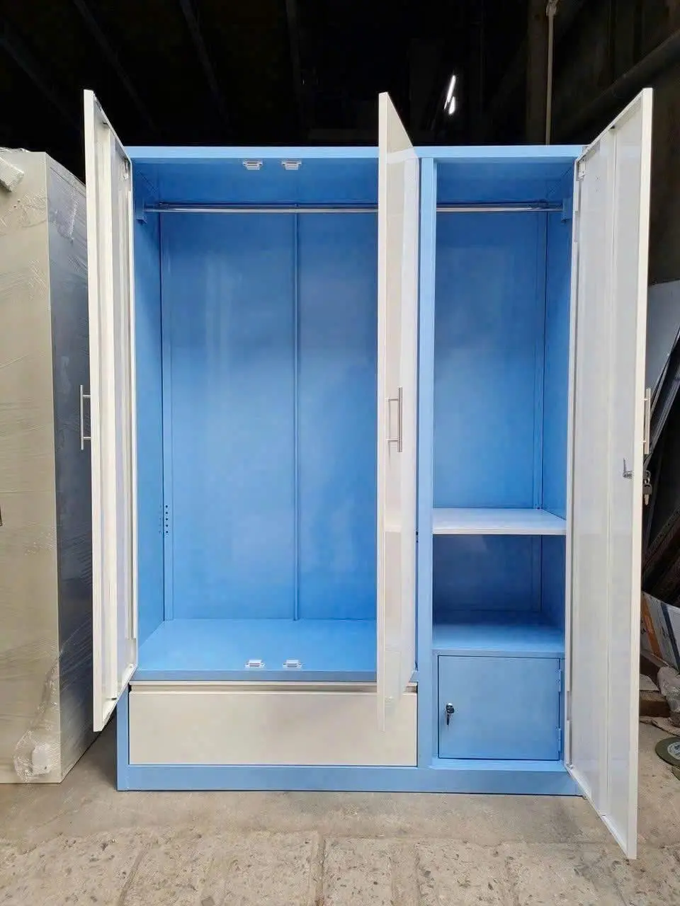 Ảnh thực tế Tủ Sắt Quần Áo 3 Cánh Trắng Xanh - HN906